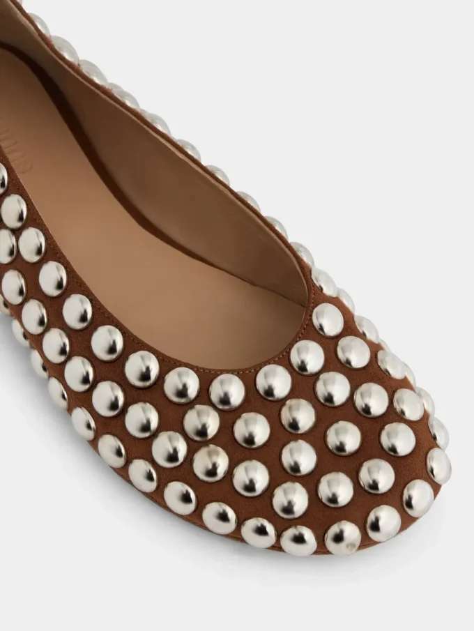 Bailarina con tachuelas