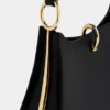 Bolso de piel con anillas medianas.