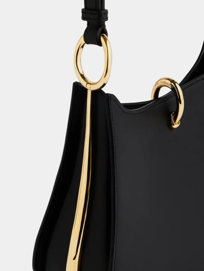 Bolso de piel con anillas medianas.
