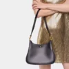 Bolso de piel con anillas medianas.