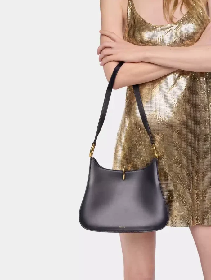 Bolso de piel con anillas medianas.