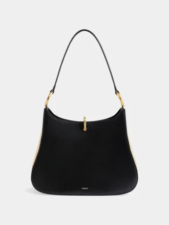 Bolso de piel con anillos grandes
