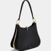 Bolso de piel con anillos grandes