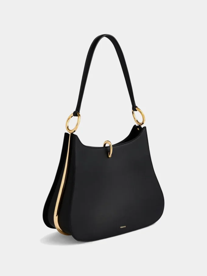 Bolso de piel con anillos grandes