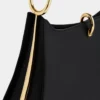 Bolso de piel con anillos grandes