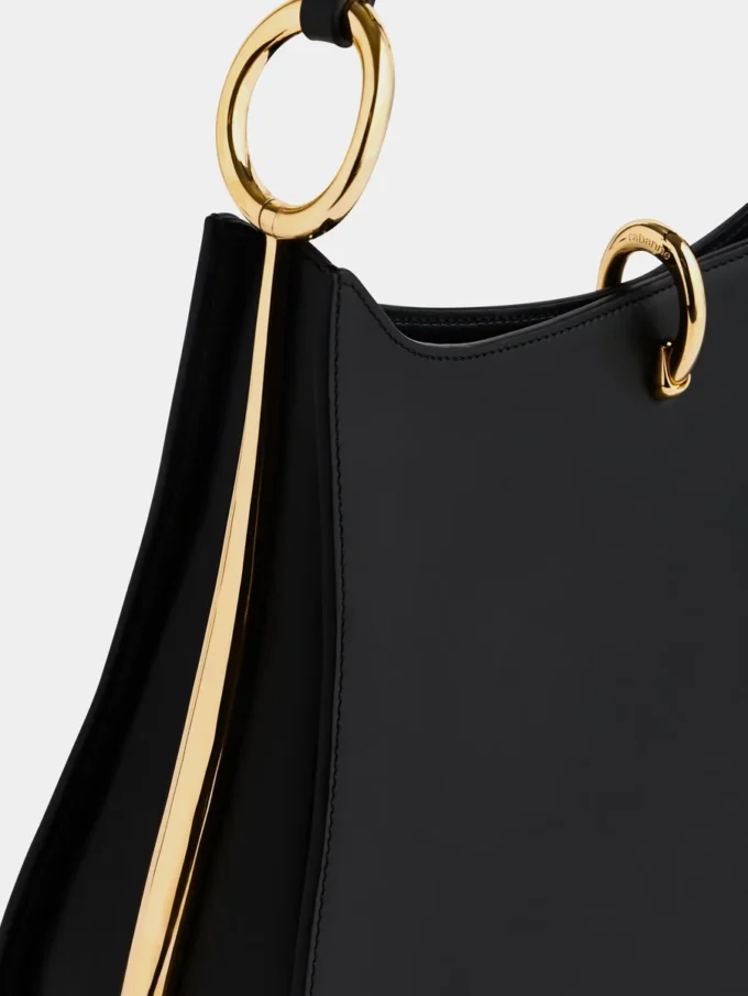 Bolso de piel con anillos grandes
