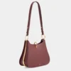 Bolso mediano de cuero con anillos