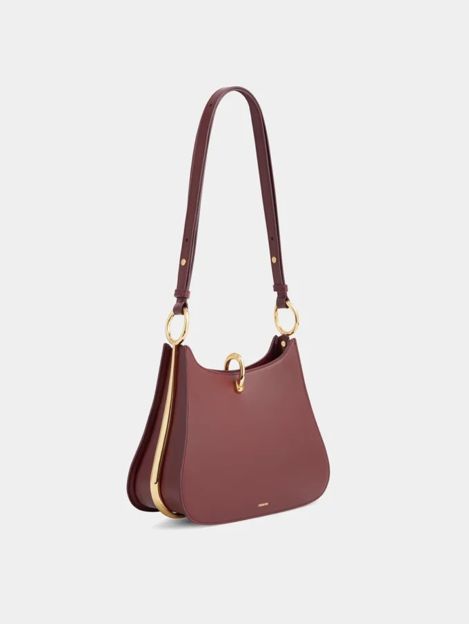 Bolso mediano de cuero con anillos