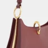 Bolso mediano de cuero con anillos