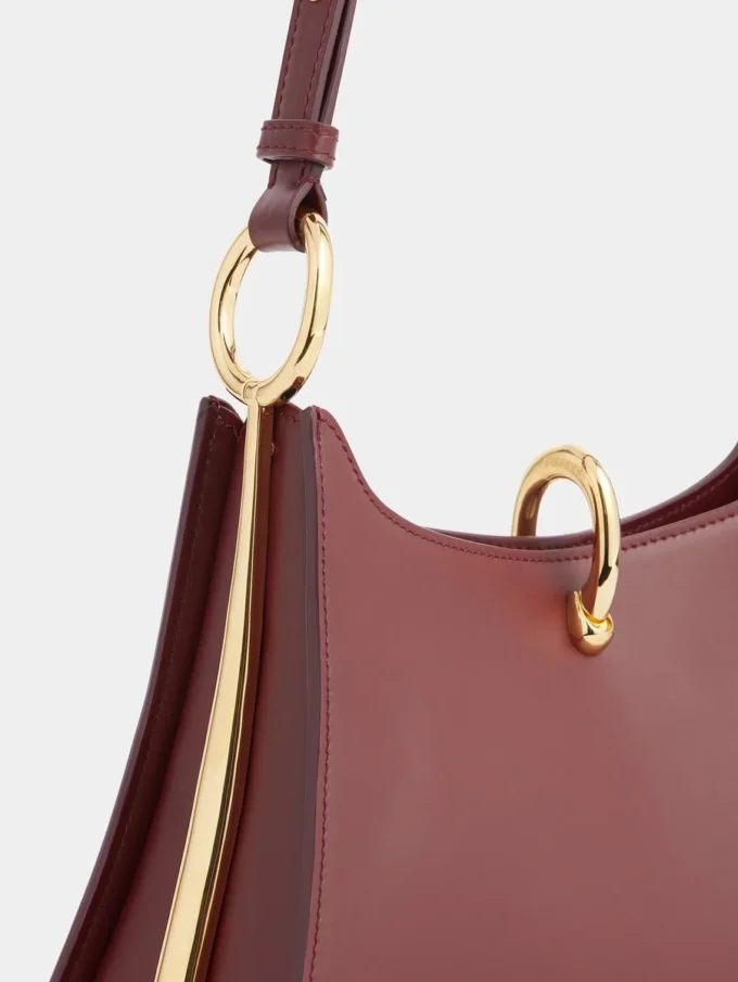 Bolso mediano de cuero con anillos