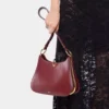 Bolso mediano de cuero con anillos