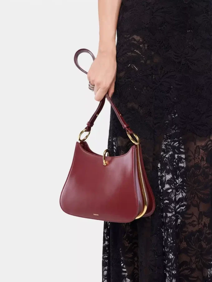 Bolso mediano de cuero con anillos