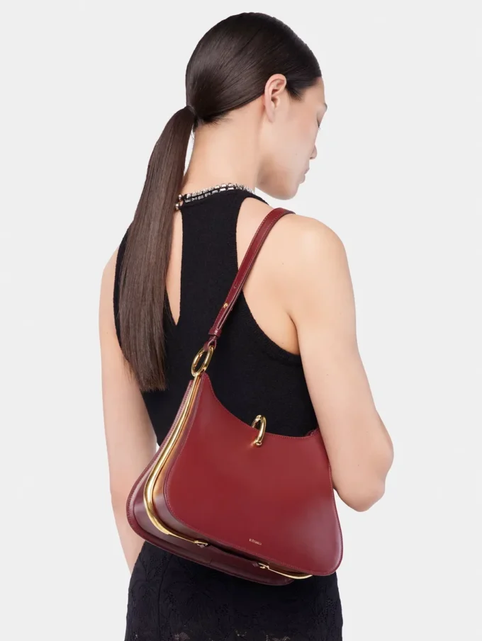 Bolso mediano de cuero con anillos