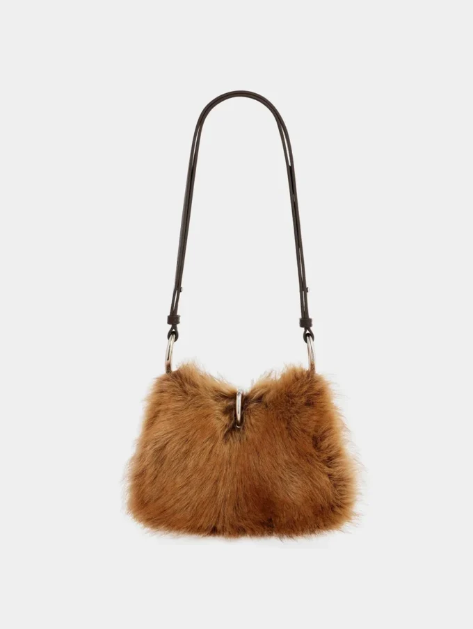 Bolso pequeño de cuero con anillas