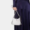 Bolso pequeño de cuero con anillas