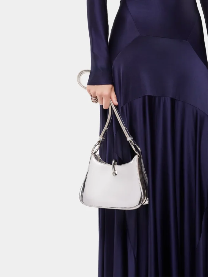 Bolso pequeño de cuero con anillas
