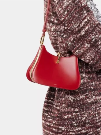 Bolso pequeño de cuero con anillas