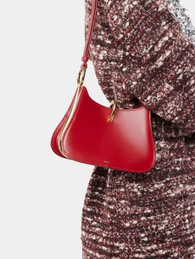 Bolso pequeño de cuero con anillas