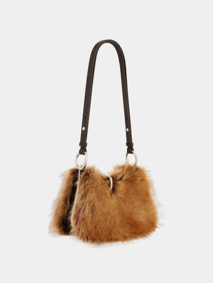Bolso pequeño de cuero con anillas