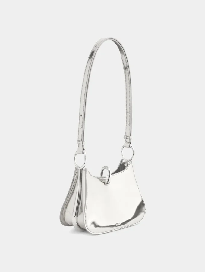 Bolso pequeño de cuero con anillas