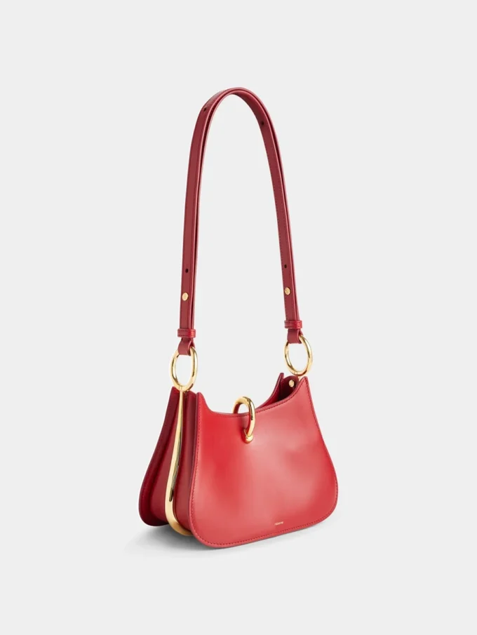 Bolso pequeño de cuero con anillas