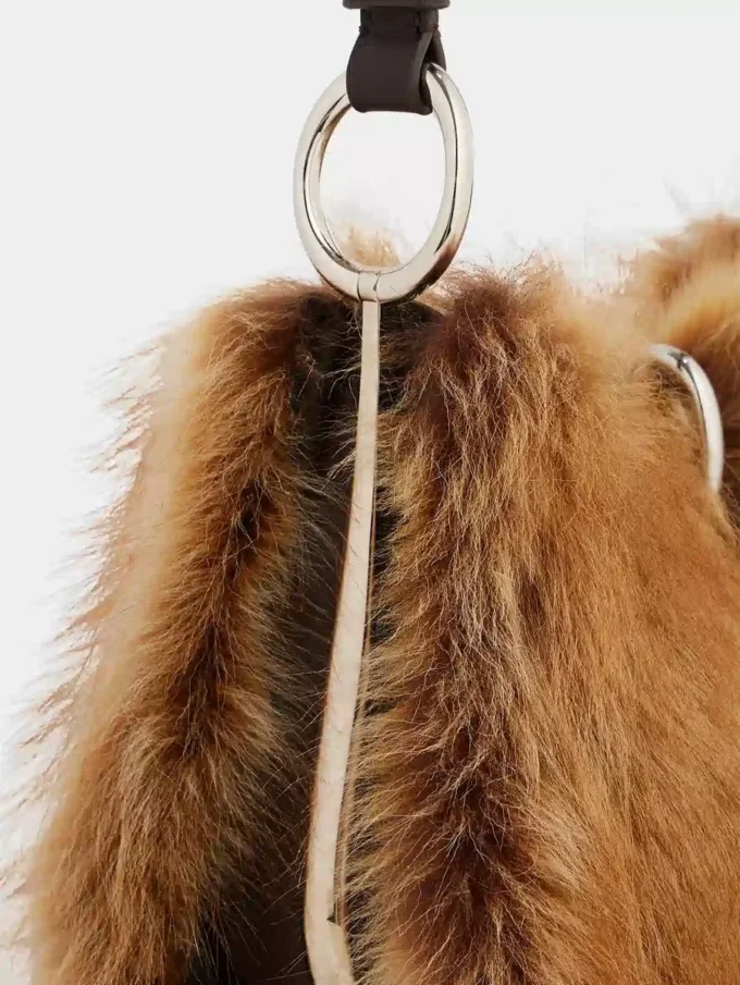 Bolso pequeño de cuero con anillas
