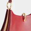 Bolso pequeño de cuero con anillas