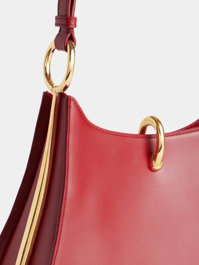 Bolso pequeño de cuero con anillas