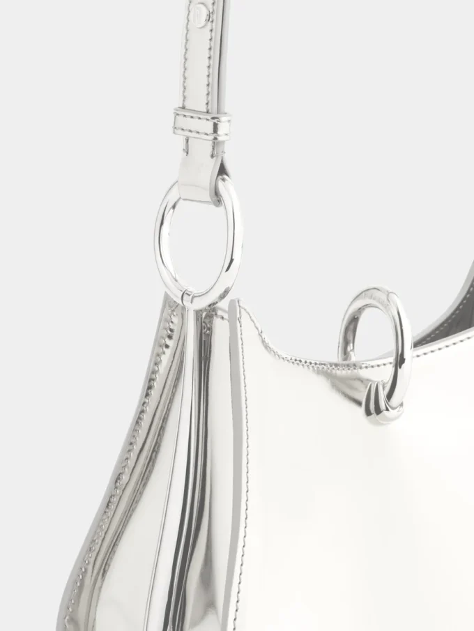 Bolso pequeño de cuero con anillas