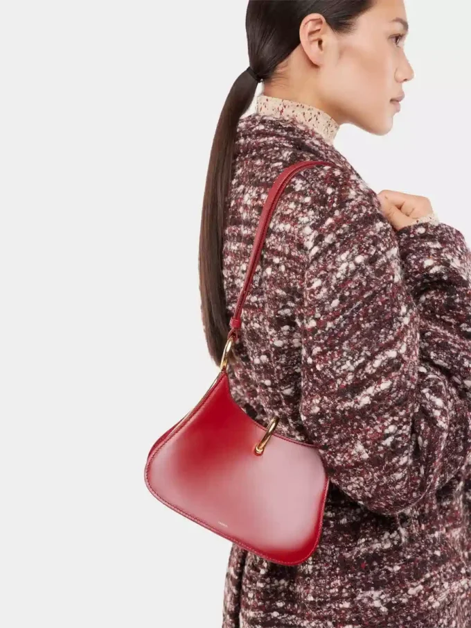 Bolso pequeño de cuero con anillas