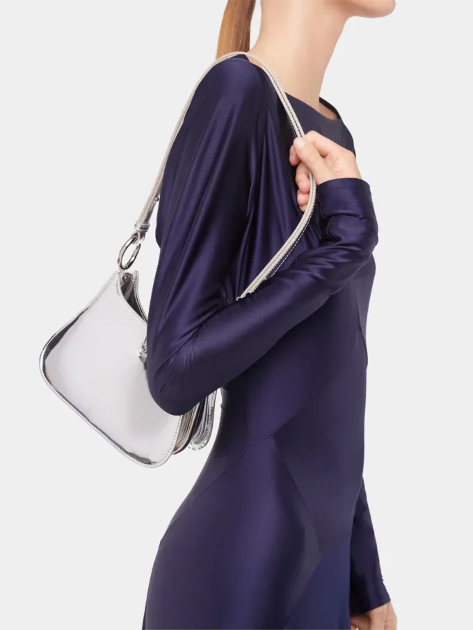 Bolso pequeño de cuero con anillas