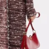 Bolso pequeño de cuero con anillas