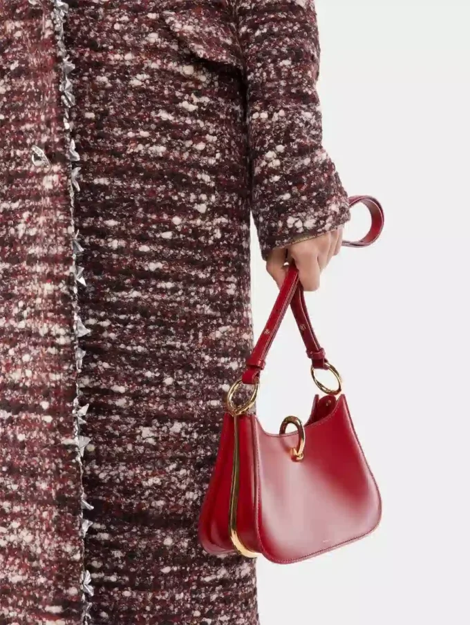 Bolso pequeño de cuero con anillas