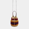 Bolso tipo cubo de rafia