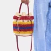 Bolso tipo cubo de rafia