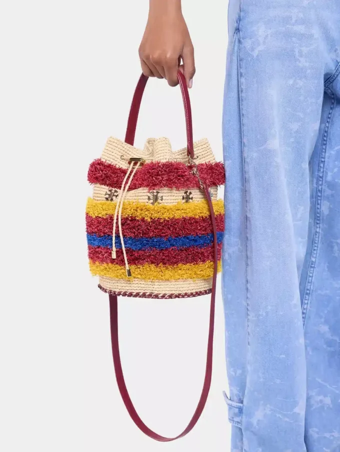Bolso tipo cubo de rafia