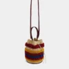 Bolso tipo cubo de rafia
