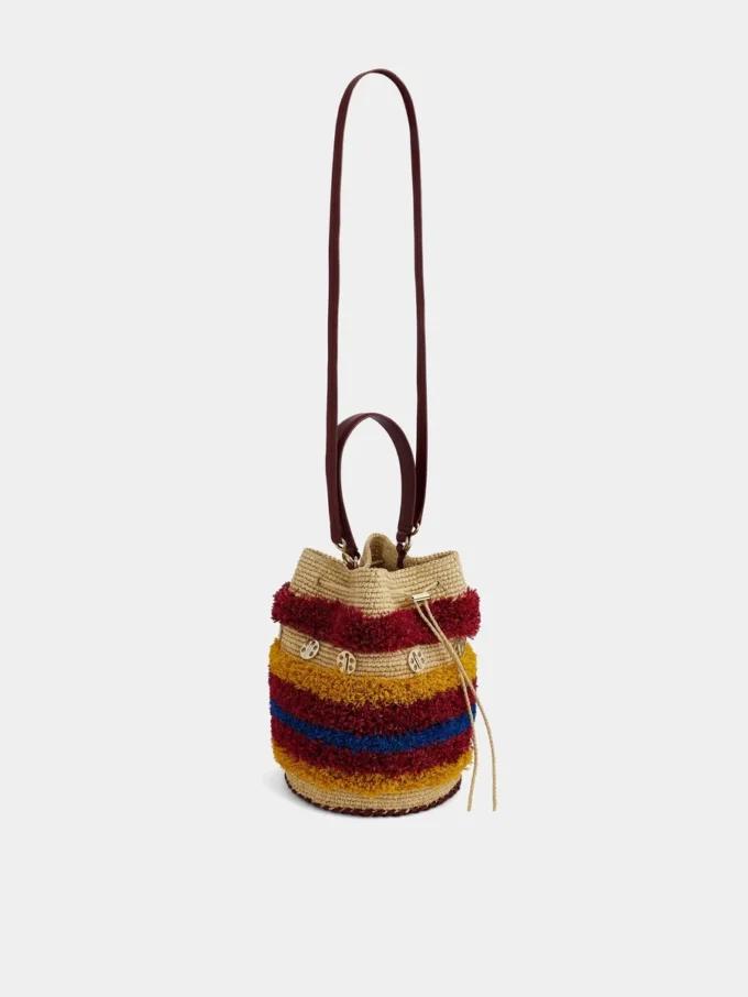 Bolso tipo cubo de rafia