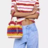 Bolso tipo cubo de rafia