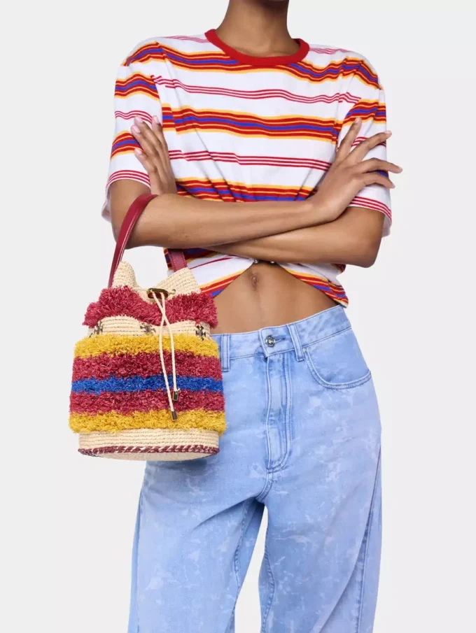 Bolso tipo cubo de rafia