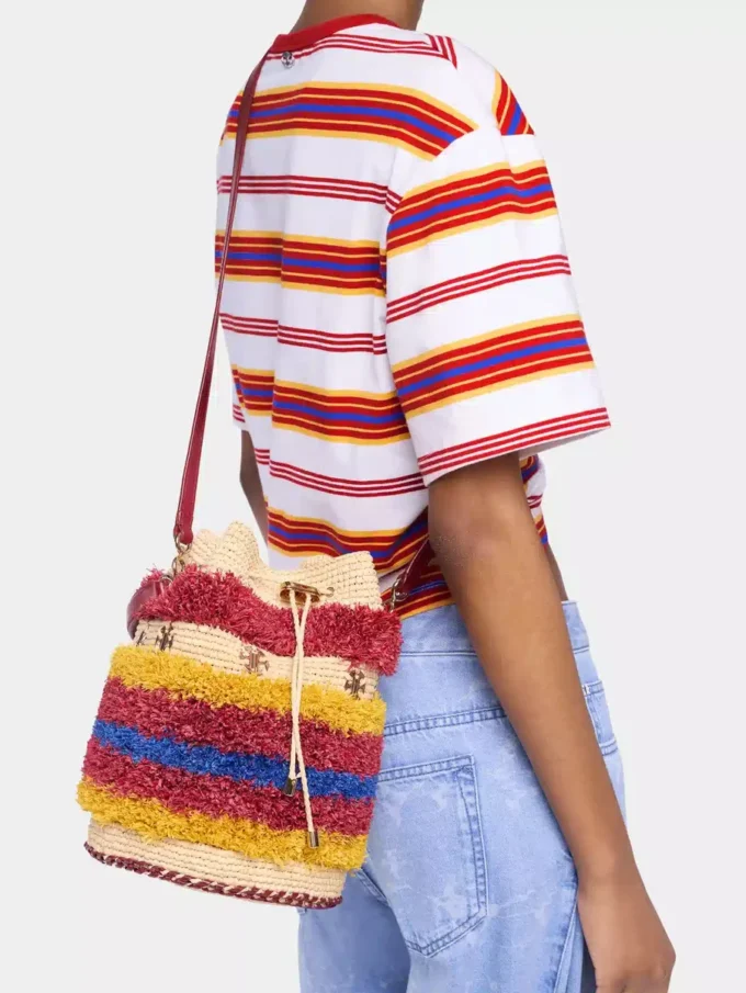 Bolso tipo cubo de rafia