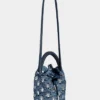 Bolso tipo cubo de rafia azul denim