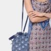 Bolso tipo cubo de rafia azul denim