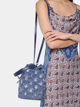 Bolso tipo cubo de rafia azul denim
