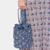 Bolso tipo cubo de rafia azul denim