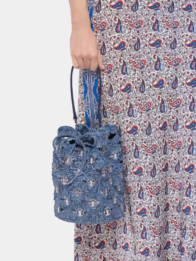 Bolso tipo cubo de rafia azul denim