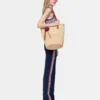 Bolso tote de rafia natural con charms