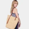 Bolso tote de rafia natural con charms
