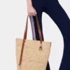 Bolso tote de rafia natural con charms