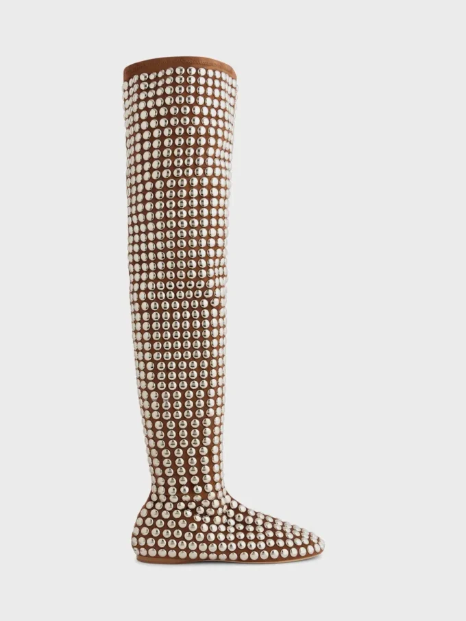 Botas altas con tachuelas
